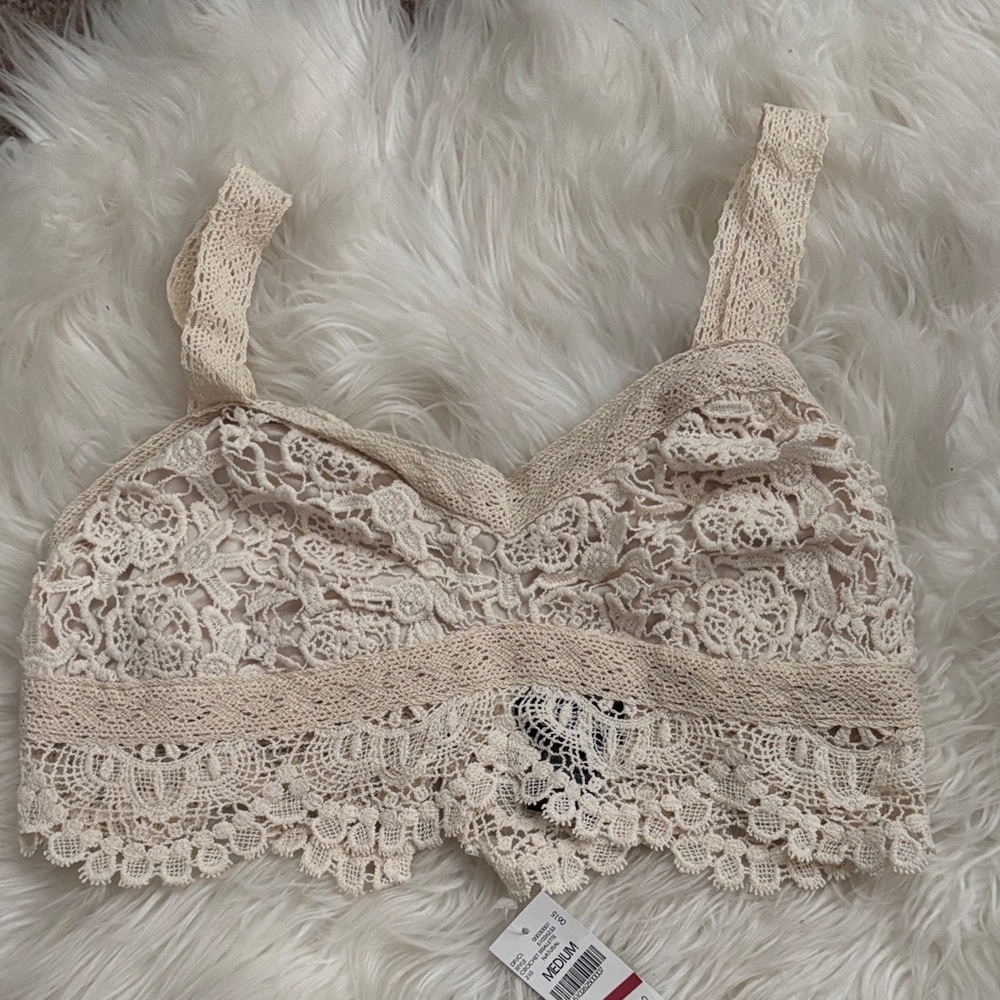 Wet Seal Lace Bandeau in Beige